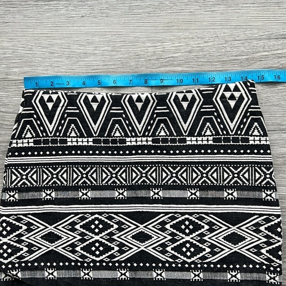 H&M Black and White Aztec Print Pencil Skirt Size S - Picture 4 of 7